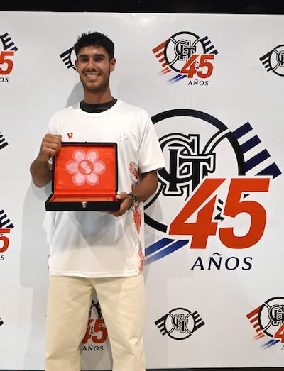 Daniel Vallejo con la plaqueta de reconocimiento a su actual condición de Top 100 de la ATP, otorgado por el CIT.