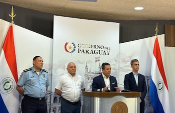 Conferencia de prensa en Mburuvicha Roga donde anuncian ilegalidad de huelga que no se comuniquen con 72 horas de anticipación.