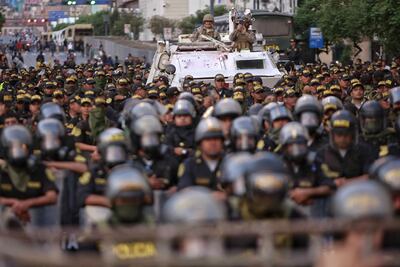 Imagen de archivo. Policías y militares custodian las inmediaciones del Congreso de Perú durante una nueva manifestación antigubernamental hoy, en Lima (Perú). Los manifestantes, que han sido convocados por organizaciones sociales, campesinas, sindicales y políticas, exigen la renuncia de Boluarte y el cierre del Congreso, así como la convocatoria a elecciones generales para este año y a una asamblea constituyente.EFE/ Antonio Melgarejo