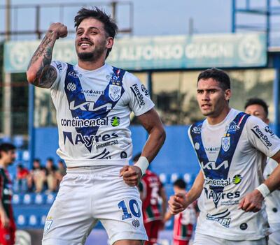 El atacante Elvio de Jesús Vera Brítez (24 años) celebra el segundo tanto de Ameliano, acompañado por Roland Escobar.