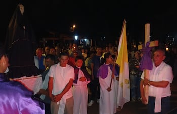 VDB Multitudinaria presencia en el Viacrucis realizado esta noche en San Joaquín.