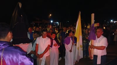 VDB Multitudinaria presencia en el Viacrucis realizado esta noche en San Joaquín.