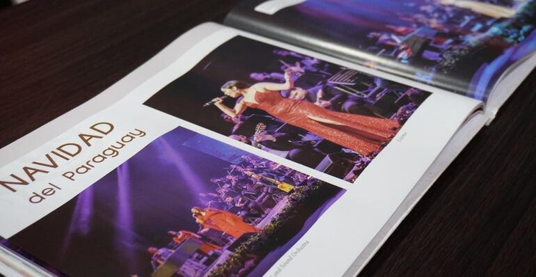 Vista del interior del libro que incluye imágenes de distintos espectáculos presentados en la sala.