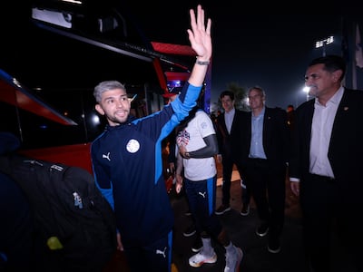 El delantero de la selección paraguaya, Julio Enciso abordando el avión que trasladará al plantel albirrojo a la cita ecuménica. (Foto: @Albirroja)