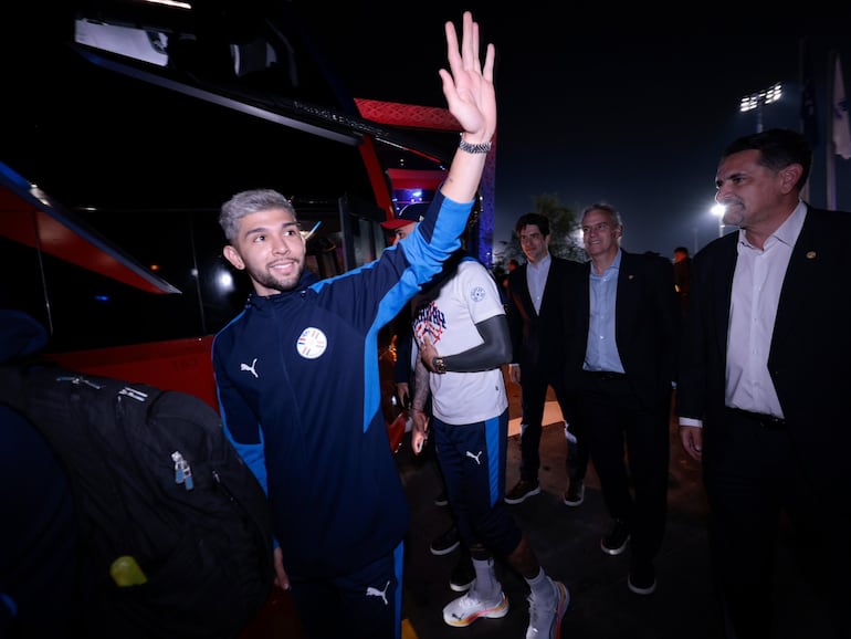 El delantero de la selección paraguaya, Julio Enciso abordando el avión que trasladará al plantel albirrojo a la cita ecuménica. (Foto: @Albirroja)
