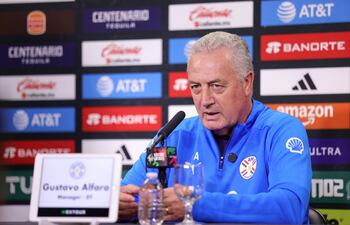 Gustavo Julio Alfaro Mereles (63 años), entrenador de la selección paraguaya de fútbol.