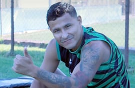 Pulgar arriba de Rodi David Ferreira, nuevo futbolista de Rubio Ñu, nacido el 29 de mayo de 1998 y formado en Olimpia.