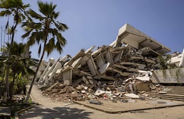 Fotografía que muestra escombros de edificios destruidos por los terremotos del 24 junio.