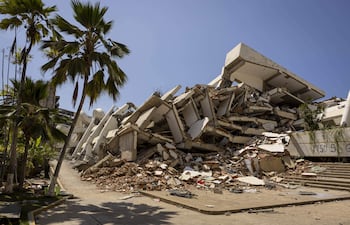 Fotografía que muestra escombros de edificios destruidos por los terremotos del 24 junio, en Caraballeda (Venezuela).