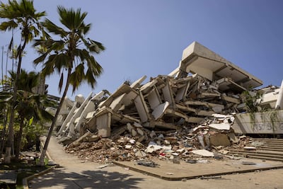 Fotografía que muestra escombros de edificios destruidos por los terremotos del 24 junio.