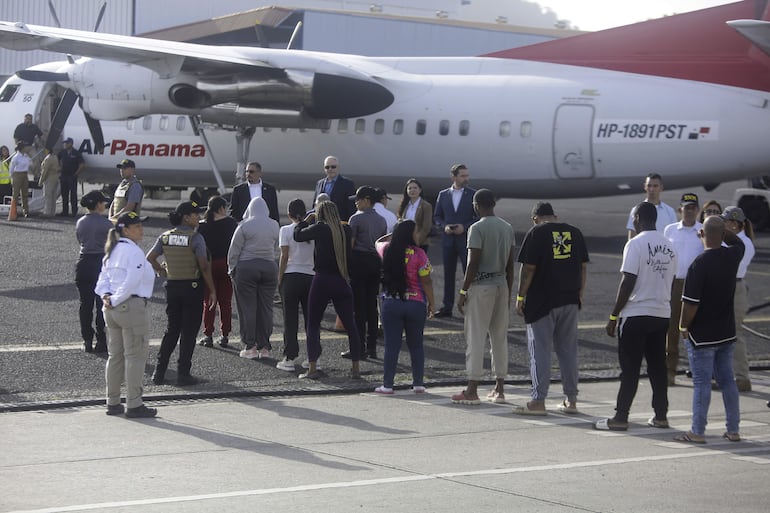Migrantes esperan para subir a un avión en un vuelo de deportación de Panamá a Colombia en el marco de un acuerdo con los Estados Unidos para costear esas repatriaciones. (ARCHIVO)