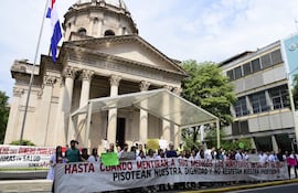Médicos protestan y cuestionan pisoteo de su dignidad por parte del Gobierno frente al Panteón de los Héroes.
