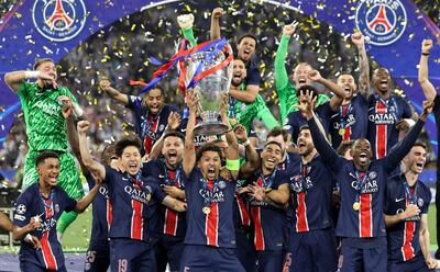 El capitán del PSG, Marquinhos, levanta el trofeo después de que su equipo ganara la final de la UEFA Champions League contra el Internazionale Milano en Múnich, Alemania, el 31 de mayo de 2025. El PSG se impuso 5-0. (Liga de Campeones, Alemania).