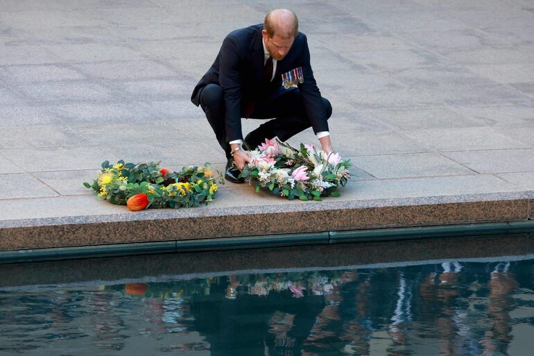 El príncipe Harry deposita una corona de flores mientras participa en la ceremonia del Último Toque de Corneta durante una visita al Monumento Conmemorativo de Guerra Australiano en Canberra. (DAVID GRAY / AFP)