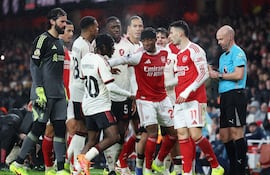 Momento “picante” del partido entre el Arsenal y el Liverpool.