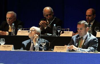 joseph-blatter-en-el-centro-flanqueado-por-alejadro-dominguez-y-juan-ngel-napout-tres-presidentes-en-el-estrado-durante-el-reciente-congreso-de-l-231128000000-1303276.jpg