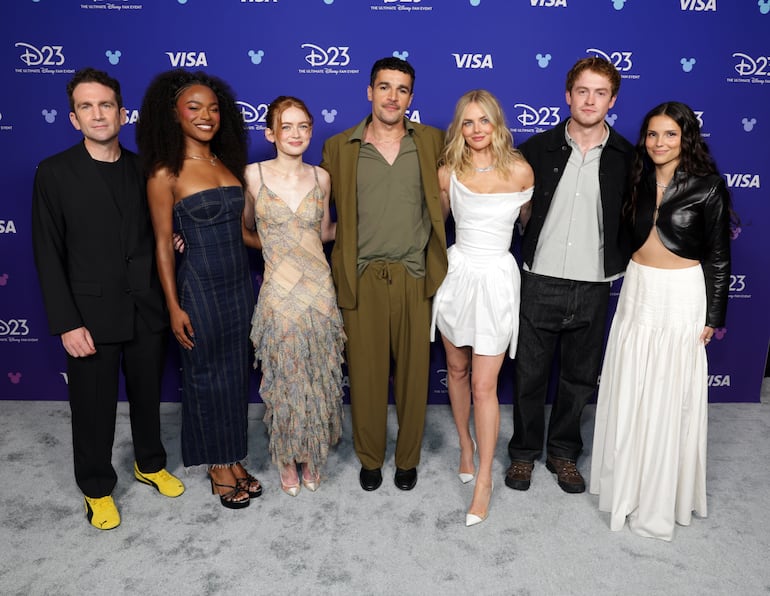 De izquierda a derecha: Christopher Abbott (Prof. X), Maya Boyd (Storm), Sadie Sink (Jean Grey), Adam Driver (Mr. Sinister), Samara Weaving (Emma Frost), Kit Connor (Cyclops) e Inde Navarrette (Rogue).