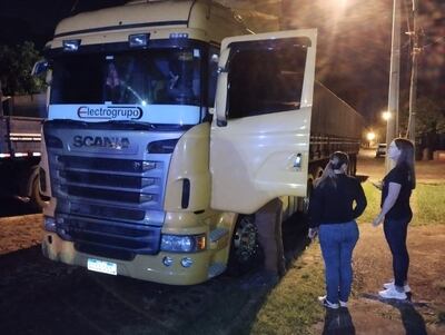 El chofer que fue aprehendido por hallarse droga en su tractocamión.