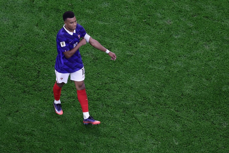 El delantero de Francia, Kylian Mbappé, reacciona ante la derrota de su equipo al final del partido de semifinales del torneo de fútbol de la Copa del Mundo de 2026 entre Francia y España en el Dallas Stadium en Arlington.