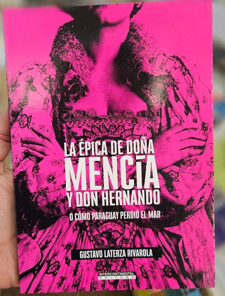 Portada del libro 'La épica de Doña Mencía y Don Hernando' con fondo rosa y una mujer en vestimenta tradicional.