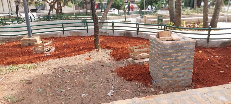 Estructura que aparenta ser uno de los bebederos "inclusivos" que prometió Nenecho, aún no está terminado. 