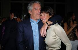 Effrey Epstein y Ghislaine Maxwell asisten a la serie de conciertos de Wall Street 2005 en beneficio de Wall Street Rising en Cipriani Wall Street en Nueva York.