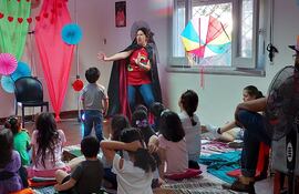 El programa comprende espectáculos de cuentos para niños, niñas y adultos, conversatorios, talleres de capacitación y profesionalización en instituciones educativas, auditorios de teatro y también actividades en el marco de la Feria Internacional del Libro (FIL) de Asunción.