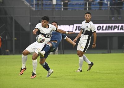 El extremo Rodney Redes (25) intenta superar la marca ante la atenta mirada del debutante Gustavo Vargas (23), quien no tuvo un buen partido.