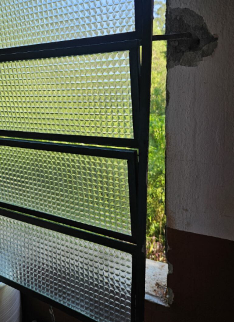 Violentan ventana de una escuela en Itapúa para robar electrodomésticos.