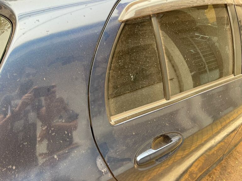 La ventanilla trasera de otro vehículo que estaba al frente presenta un golpe y se sospecha que habría sido provocado por las mismas personas.