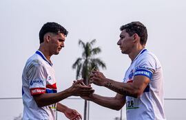 Roberto “Búfalo” Ovelar (derecha) marcó el gol de la victoria y la clasificación de Patriotas.