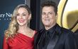 El cantante colombiano Carlos Vives y su esposa Claudia Elena en la alfombra roja del evento Persona del Año del Grammy Latino en el Centro de Convenciones de Miami Beach.