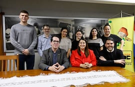 Integrantes de la Orquesta Sinfónica Nacional en la redacción del diario ABC color