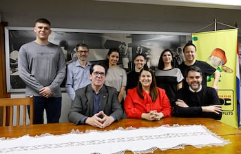 Integrantes de la Orquesta Sinfónica Nacional en la redacción del diario ABC color