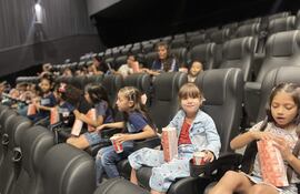 Un día de película regaló Multiplaza a niños de la escuela "Maestro Herminio Giménez".