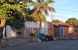 Basura acumulada en la vereda de la calle Lázaro González, en el barrio Itay de Asunción.