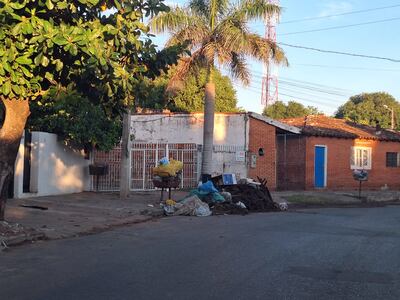 Basura acumulada en la vereda de la calle Lázaro González, en el barrio Itay de Asunción.