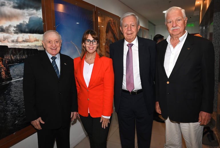 La Asociación del Cuerpo Consular del Paraguay llevó a cabo una Sesión de Honor con la presencia de destacadas autoridades nacionales y la participación activa de embajadores y consules, los miembros de la Asoconsular. Esta importante reunión institucional busca estrechar los lazos de cooperación bilateral, fortalecer la agenda diplomática conjunta y analizar diversos temas estratégicos orientados a optimizar la asistencia y la gestión consular en el país durante el actual período de trabajo. En la foto Ángel Auad, Cecilia Lima, Esteban Morábito y Luis Boetter