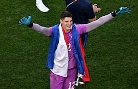 El guardameta de Paraguay Orlando Gill celebra tras ganar la tanda de penales del partido de fútbol de los dieciseisavos de final de la Copa del Mundo 2026 entre Alemania y Paraguay en el Boston Stadium en Foxborough.