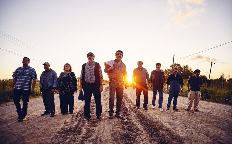 El reparto de “La odisea de los giles”, la nueva película del argentino Sebastián Borensztein, que combina comedia y drama político.