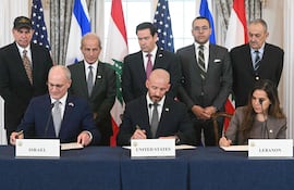 El secretario de Estado, Marco Rubio (C, atrás) observa la firma del documento entre el embajador israelí Yechiel Leiter (izq. abajo) y la embajadora libanesa, Nada Hamadeh.