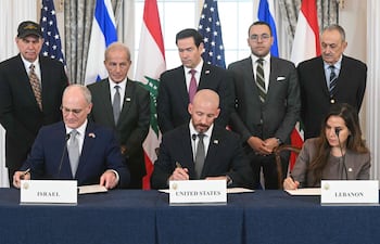 El secretario de Estado, Marco Rubio (C, atrás) observa la firma del documento entre el embajador israelí Yechiel Leiter (izq. abajo) y la embajadora libanesa, Nada Hamadeh.