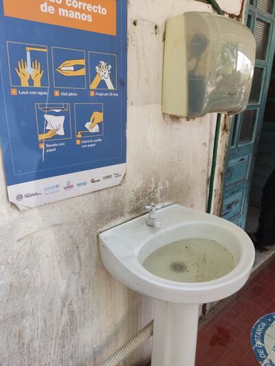 Lavamanos funciona como criadero de mosquitos.