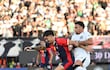 Jonathan Torres y Gustavo Vargas, en el clásico más reciente entre Olimpia y Cerro Porteño, disputado el 19 de abril en Sajonia. El espectáculo fue suspendido a los 29 minutos del primer tiempo, con el marcador en blanco, por disturbios ocasionados por la parcialidad azulgrana.