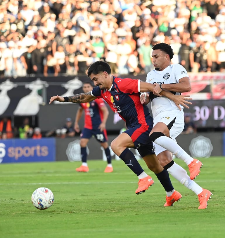 Jonathan Torres y Gustavo Vargas, en el clásico más reciente entre Olimpia y Cerro Porteño, disputado el 19 de abril en Sajonia. El espectáculo fue suspendido a los 29 minutos del primer tiempo, con el marcador en blanco, por disturbios ocasionados por la parcialidad azulgrana.