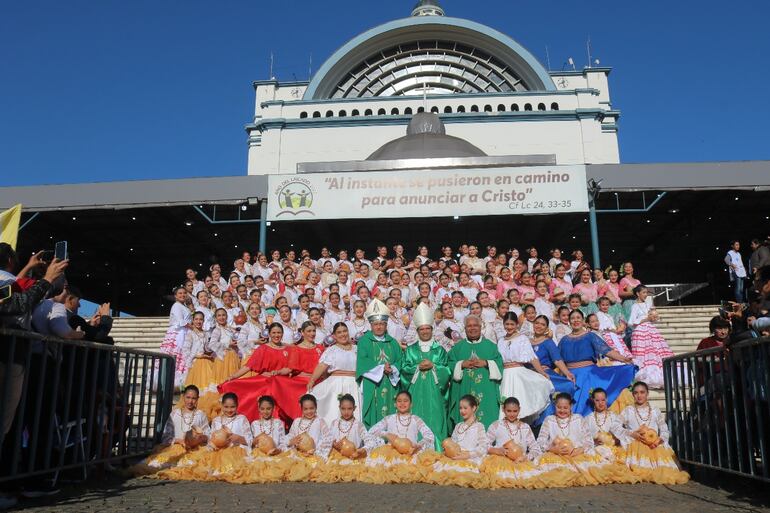 El obispo de Benjamín Aceval, Amancio Benítez, presidió la misa en el Santuario Nuestra Señora de los Milagros de Caacupé en el idioma guaraní.
