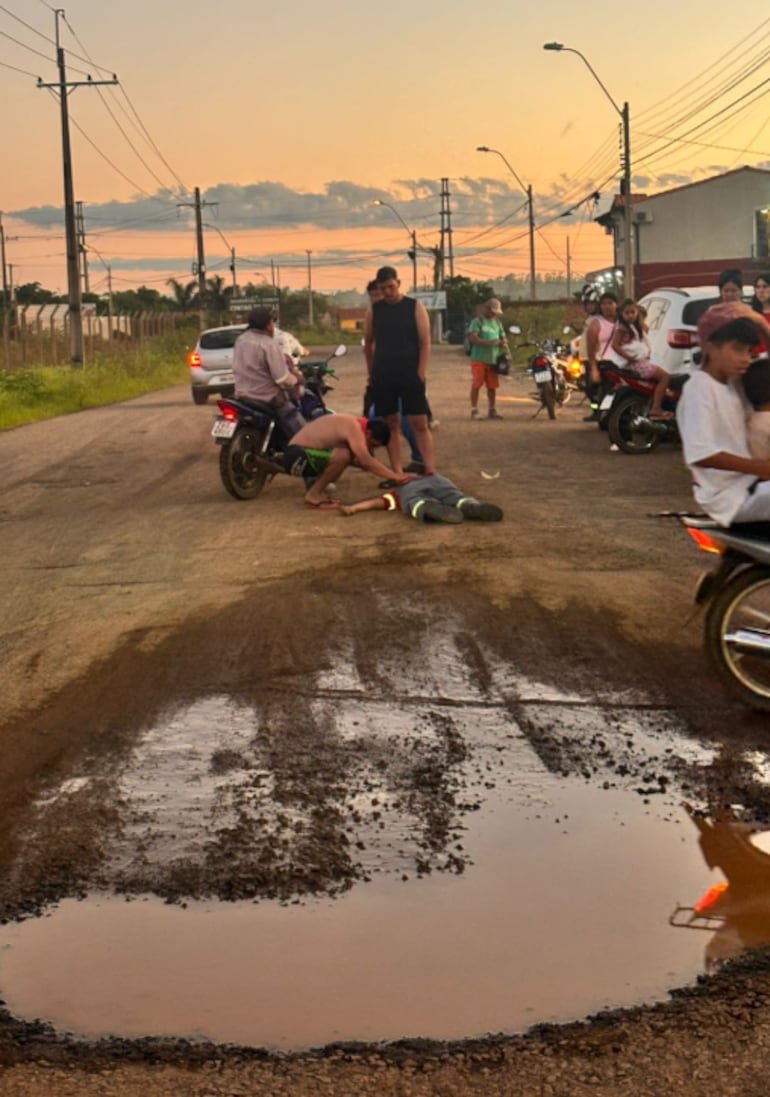 Un motociclista cayó de su biciclo a causa de uno de los baches en la zona.