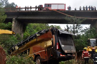 Bomberos de Misiones trabajan en el rescate de los cuerpos y heridos en el arroyo Yazá.