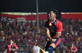 Celebración del lateral de Cerro Porteño, Blas Riveros tras anotar el tanto de apertura en el marcador en Capiatá.