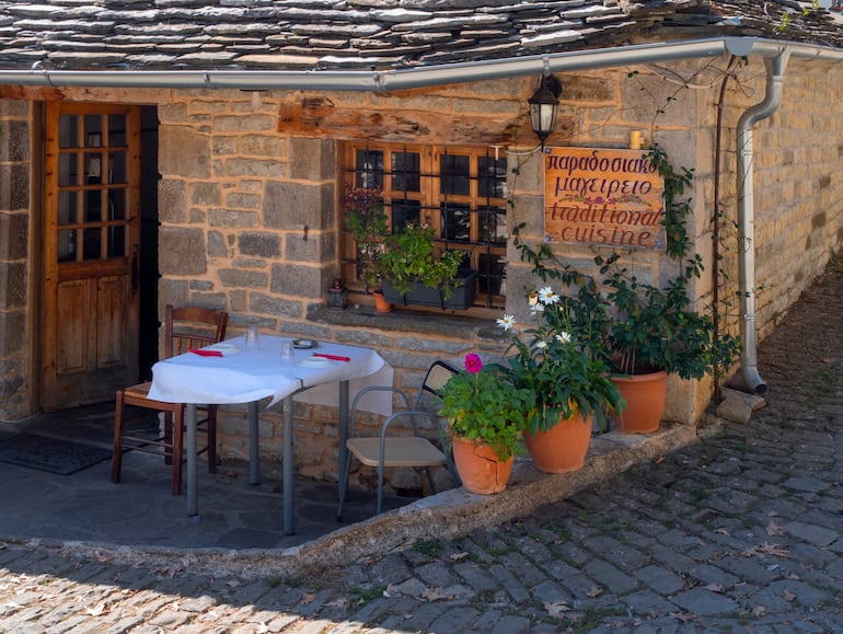 Café callejero del pueblo turístico Monodendri en las montañas de Epiro en Grecia.